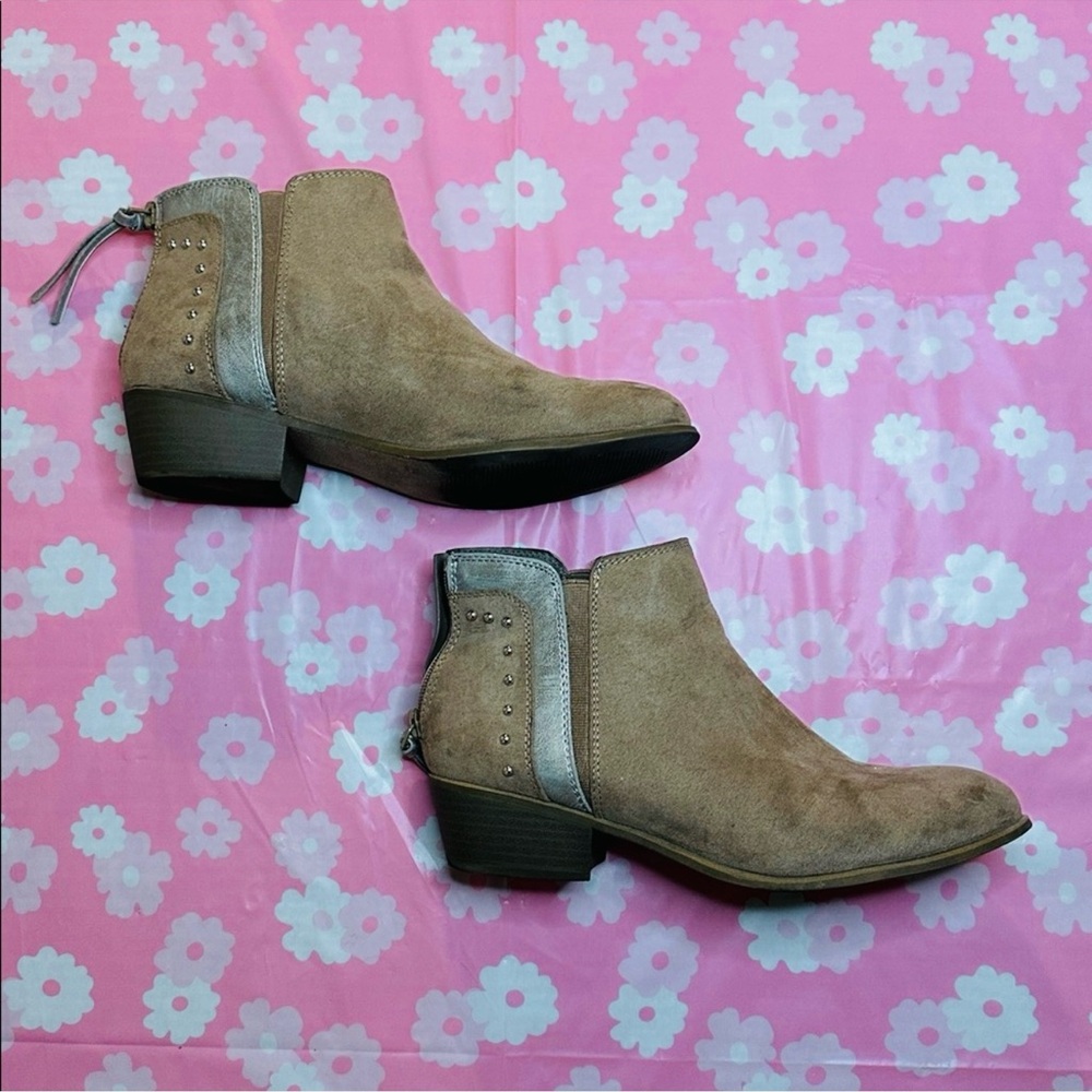 Chic Tan Ankle Boots